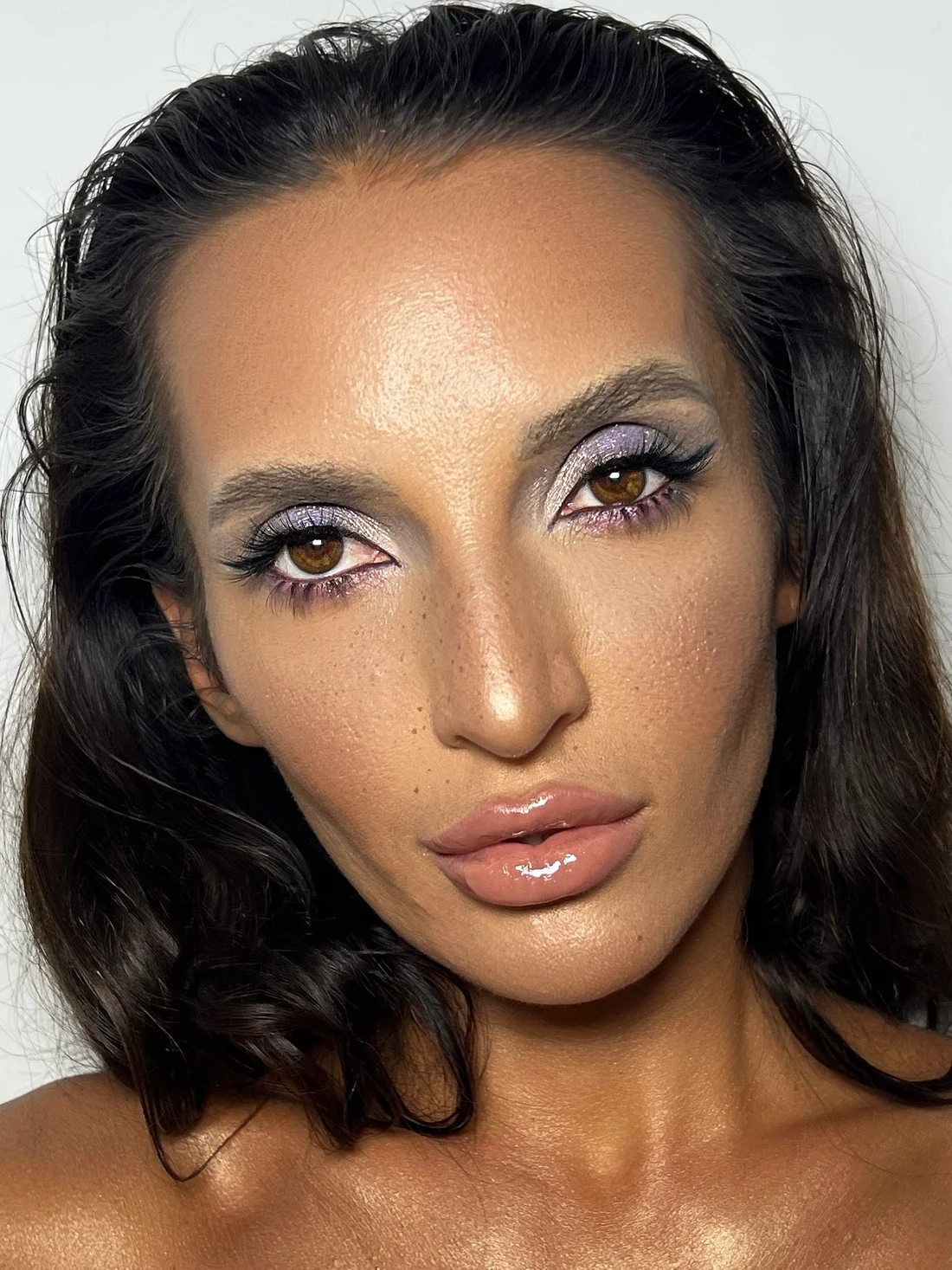 Luminous evening makeup with defined eyes