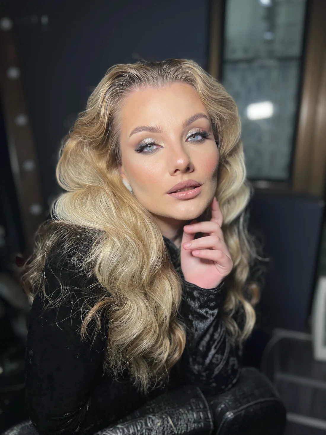 Glam makeup with smoky eyes and blonde waves
